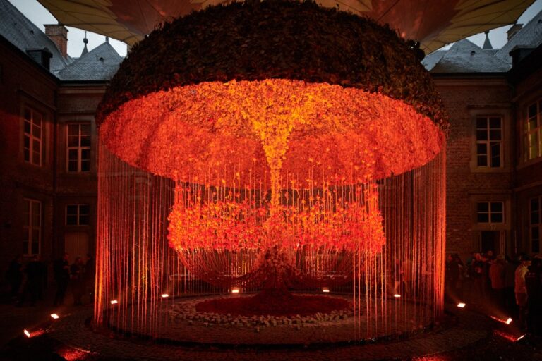 Internationally acclaimed floral architect at unique event in Lancashire - TomDeHouwer FleurAmour Donker